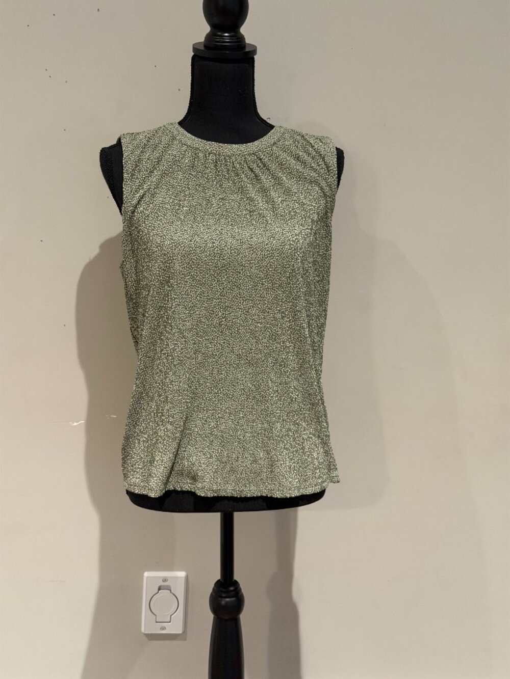 RW&CO NWT Olive Green Printed Sleeveless Blouse Size Medium